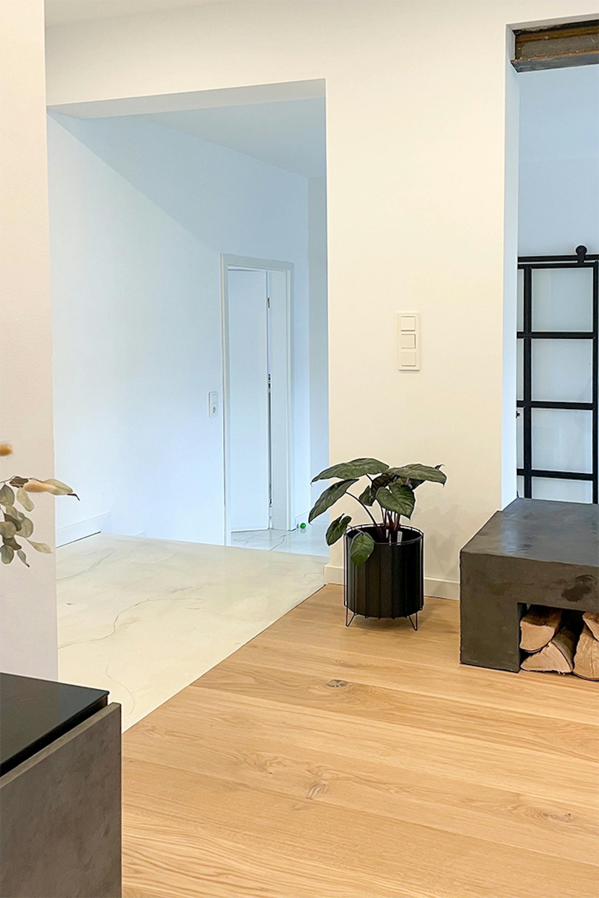 otwarte przestrzenie, białe ściany w nowoczesnym domu urzadzonym w minimalistycznym stylu