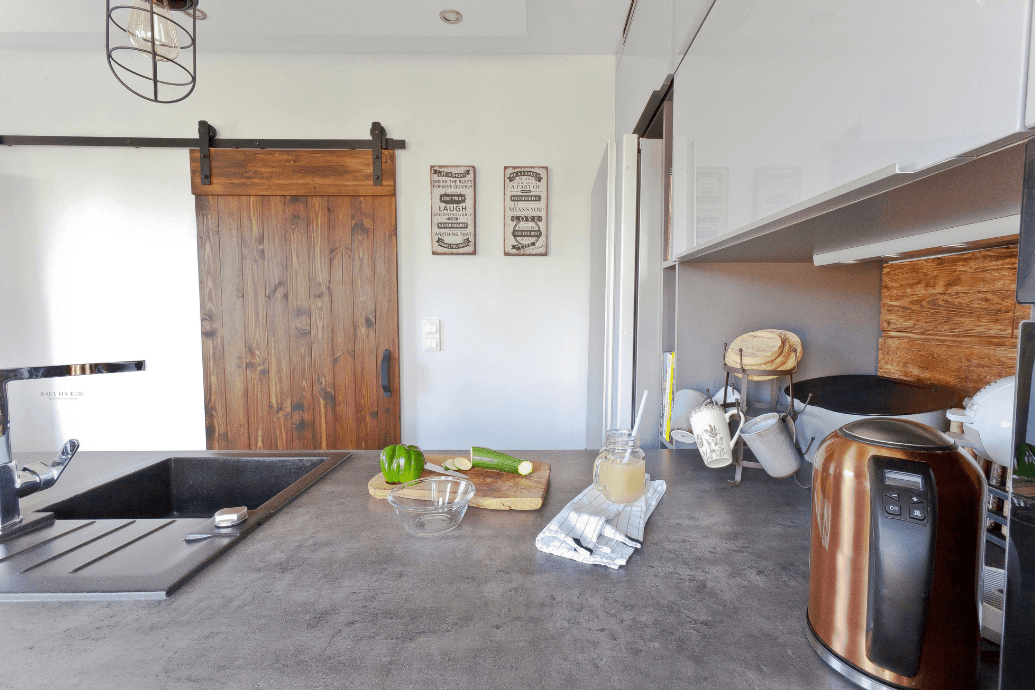 Schiebetür für Küche, gebürstete Schiebetür, Holzschiebetür, Scheunentür, graue Küche, rustikale Küche