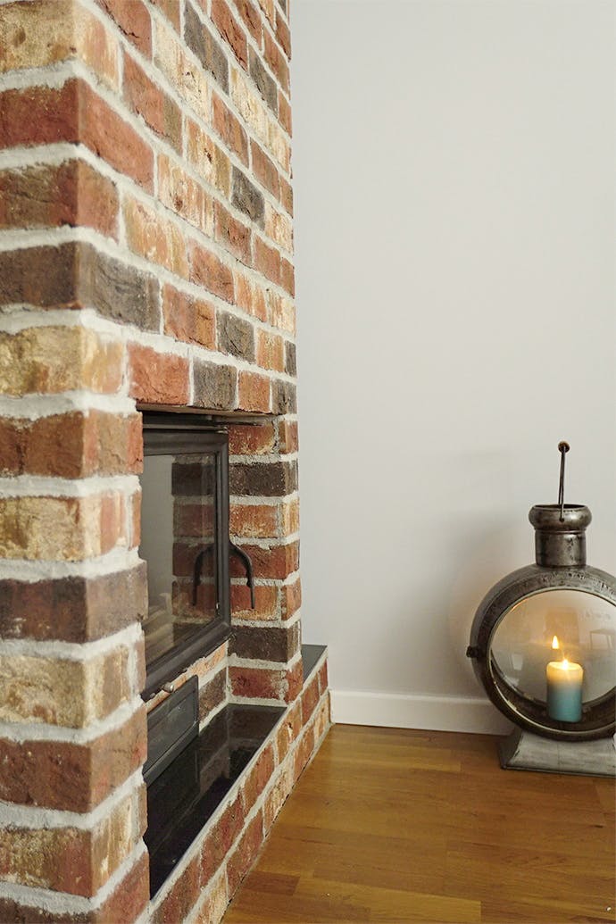 gemauerter Kamin im Wohnzimmer