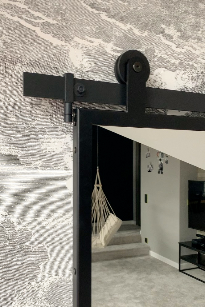 Schiebetür mit Spiegel, Spiegel in einem Metallrahmen