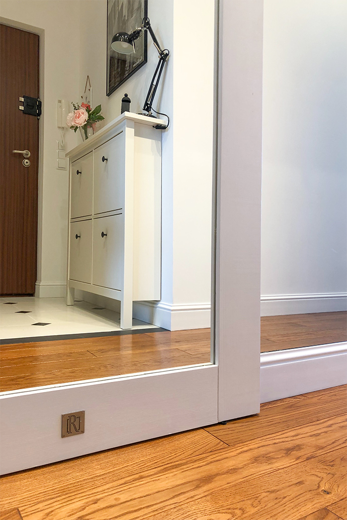 Schiebetür mit Spiegel, Schiebetür aus Massivholz, Holztür mit Spiegel, Schiebetür für den Kleiderschrank, Spiegel im Flur, große Spiegel im Flur, weiße Schrank im Flur