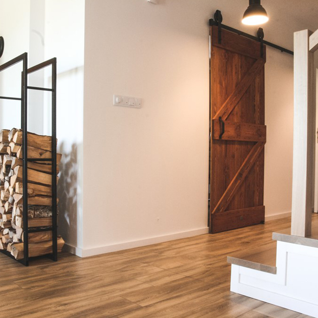 Schiebetür aus Massivholz, skandinavisches Interieur, Interieur im Loft-Stil, Küchentür, barn door, gebürstete Schiebetür, Küchenschiebetür