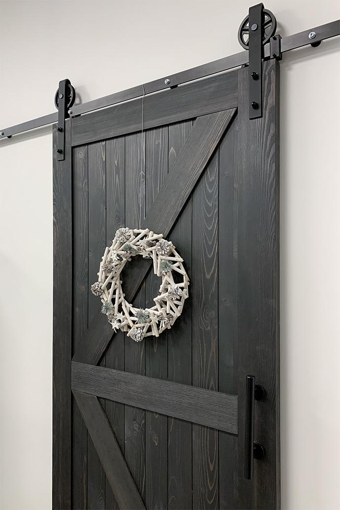 schwarze Schiebetüren, Schiebesystem, rustikales Schiebesystem, Schiebetürrollen