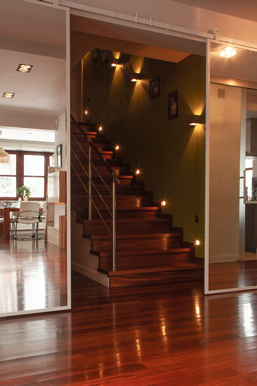 otwarte dwuskrzydłowe drzwi przesuwne z lustrem