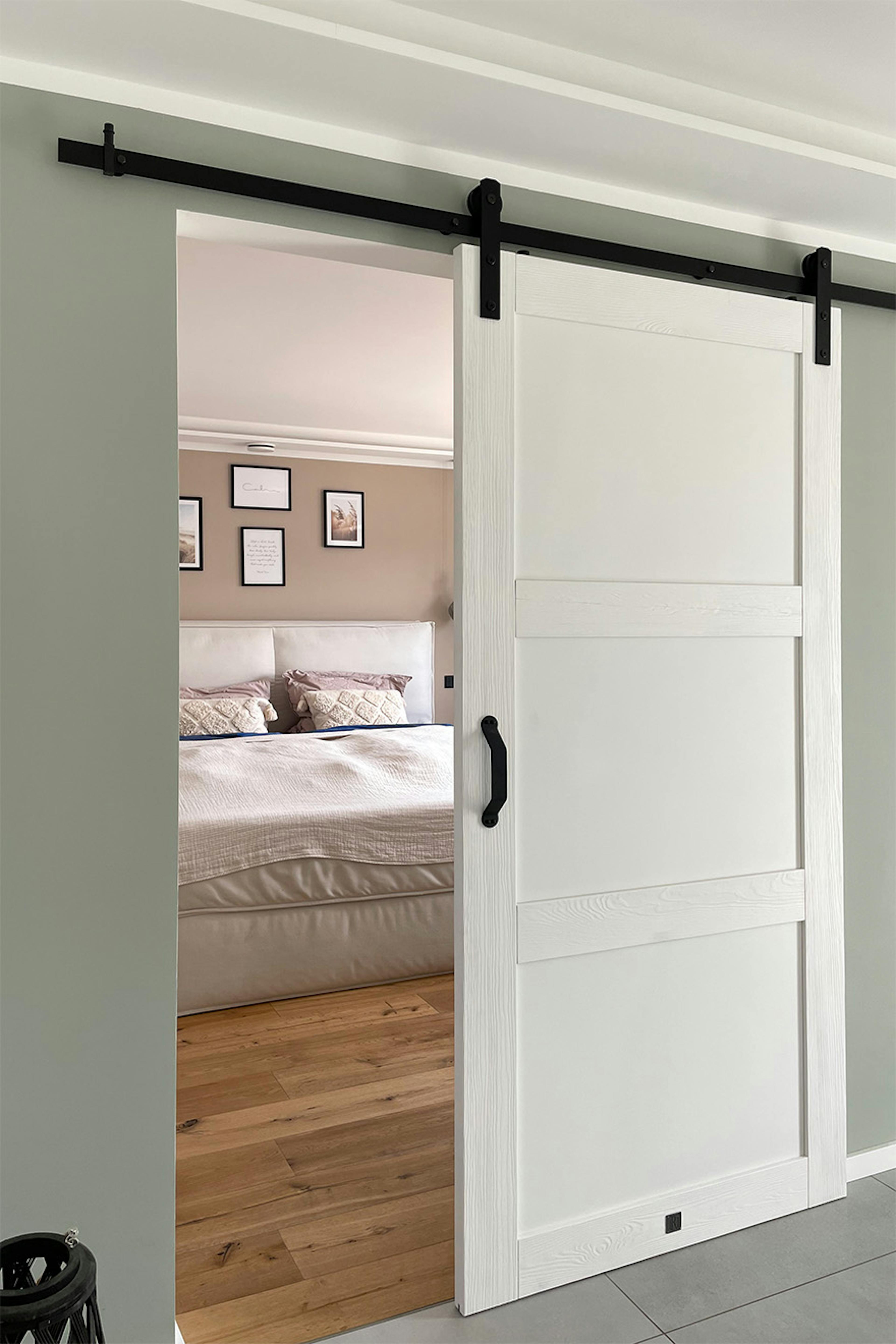 weiße Schiebetür zum Schlafzimmer, weiße Tür zum schwarzen Schiebesystem, Eingang zum modernen Schlafzimmer