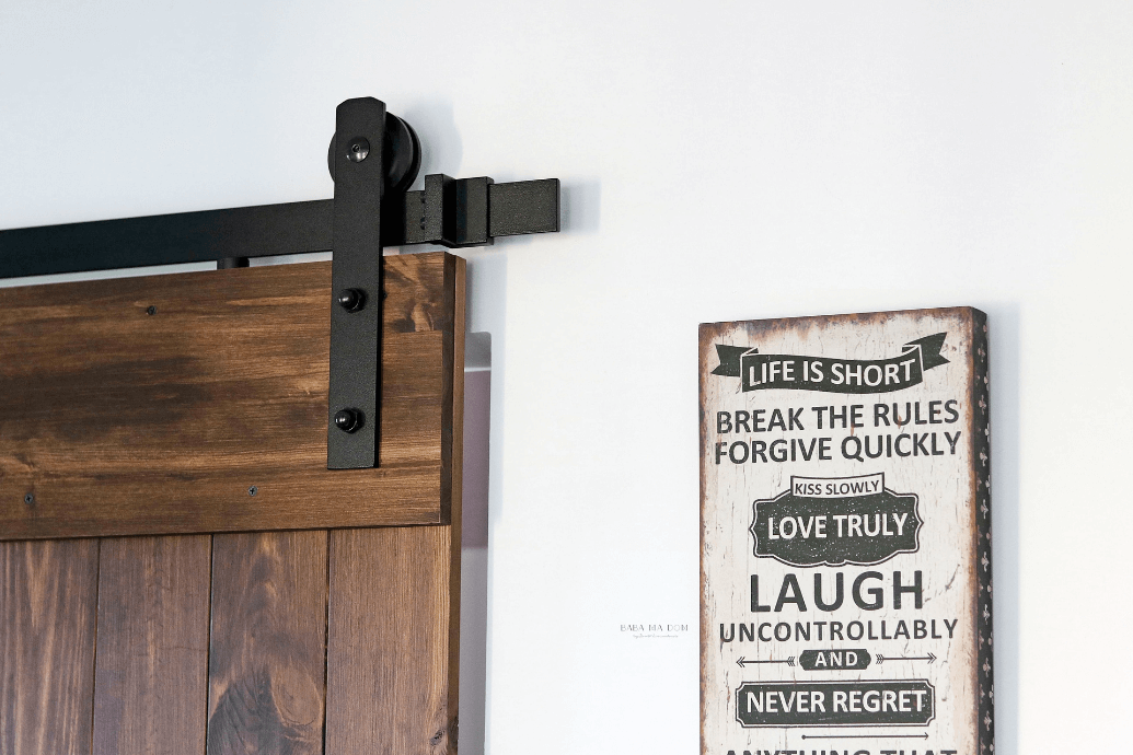 schwarzes Schiebesystem für Holztüren