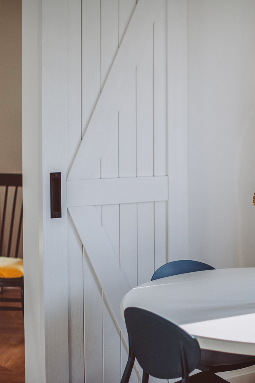 weiße Massivholztür