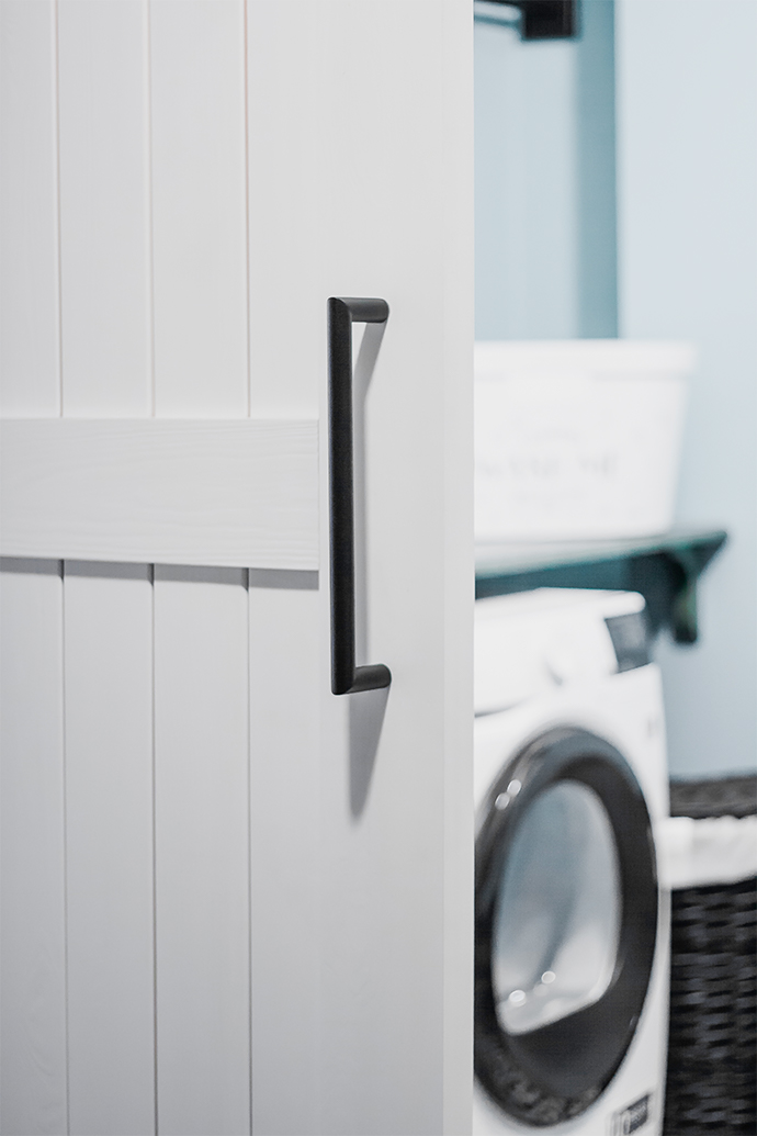 weiße Schiebetür, schwarzes Zubehör, Eingang zur Waschraum, Schiebetür für Waschküche, moderner Bauernstil