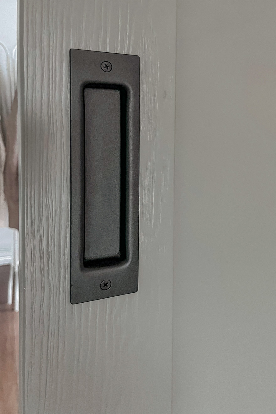 czarny uchwyt do drzwi przesuwnych drewnianych