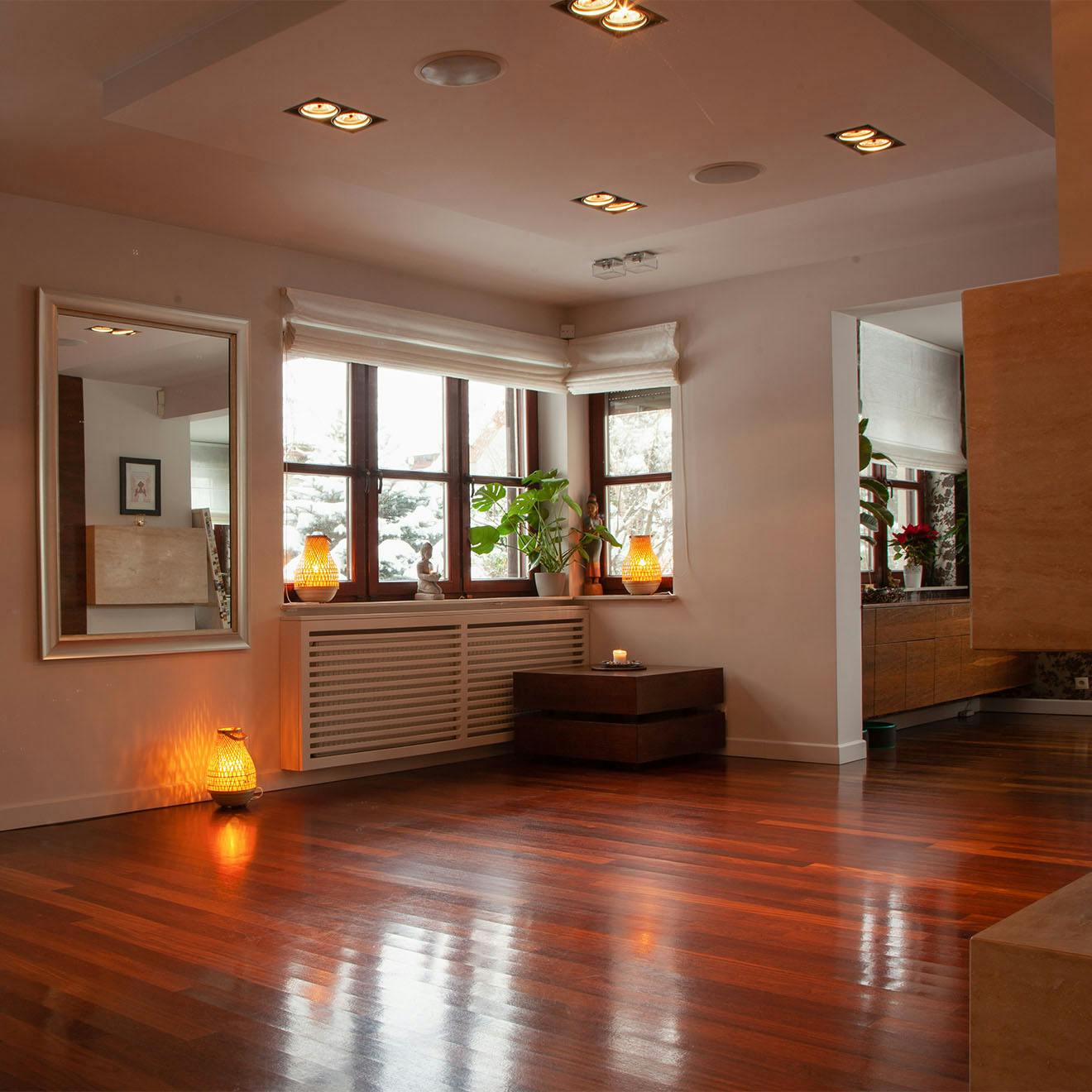 ciemna podłoga w aranżacji domowego studia jogi