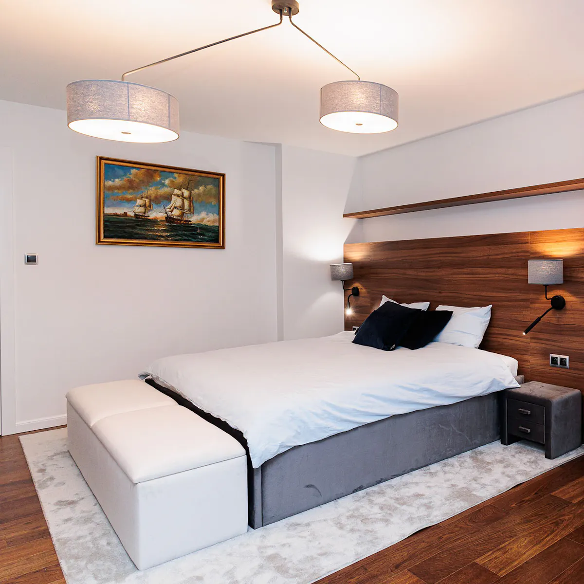 duże łóżko w sypialni urządzonej w stylu hotelowym