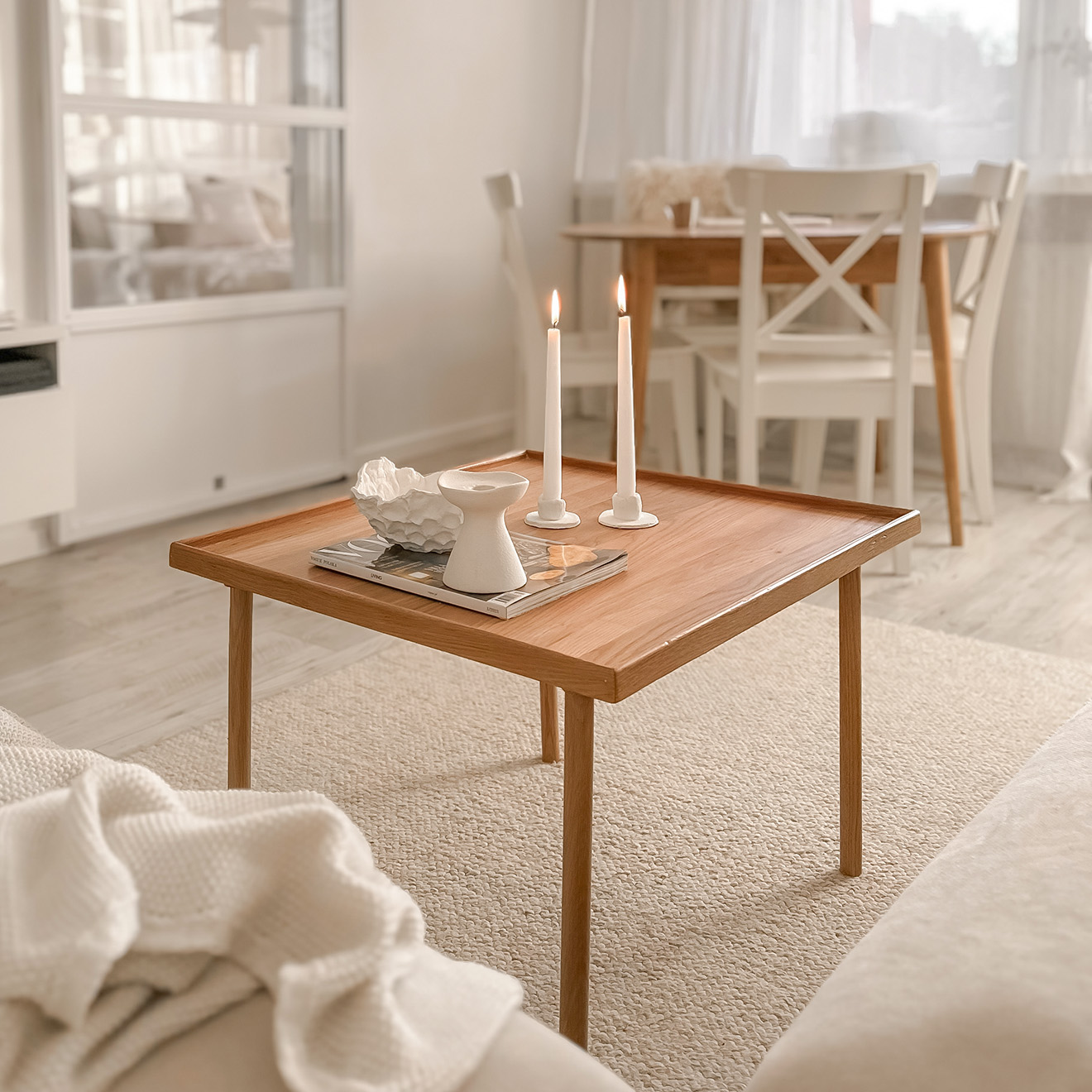 dekoracje na drewnianym stoliku w salonie w bloku