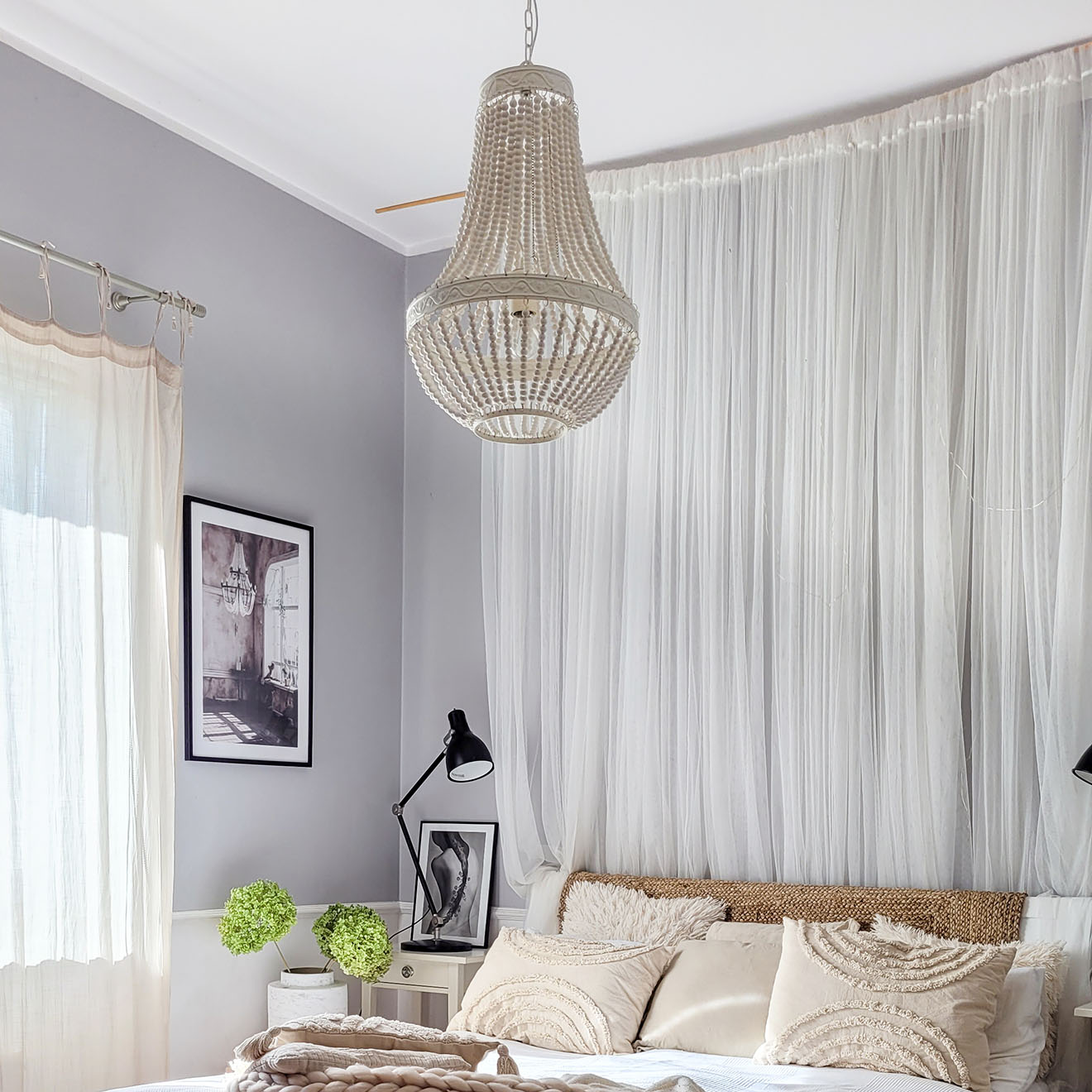 koralikowy żyrandol nad łóżkiem w sypialni modern rustic