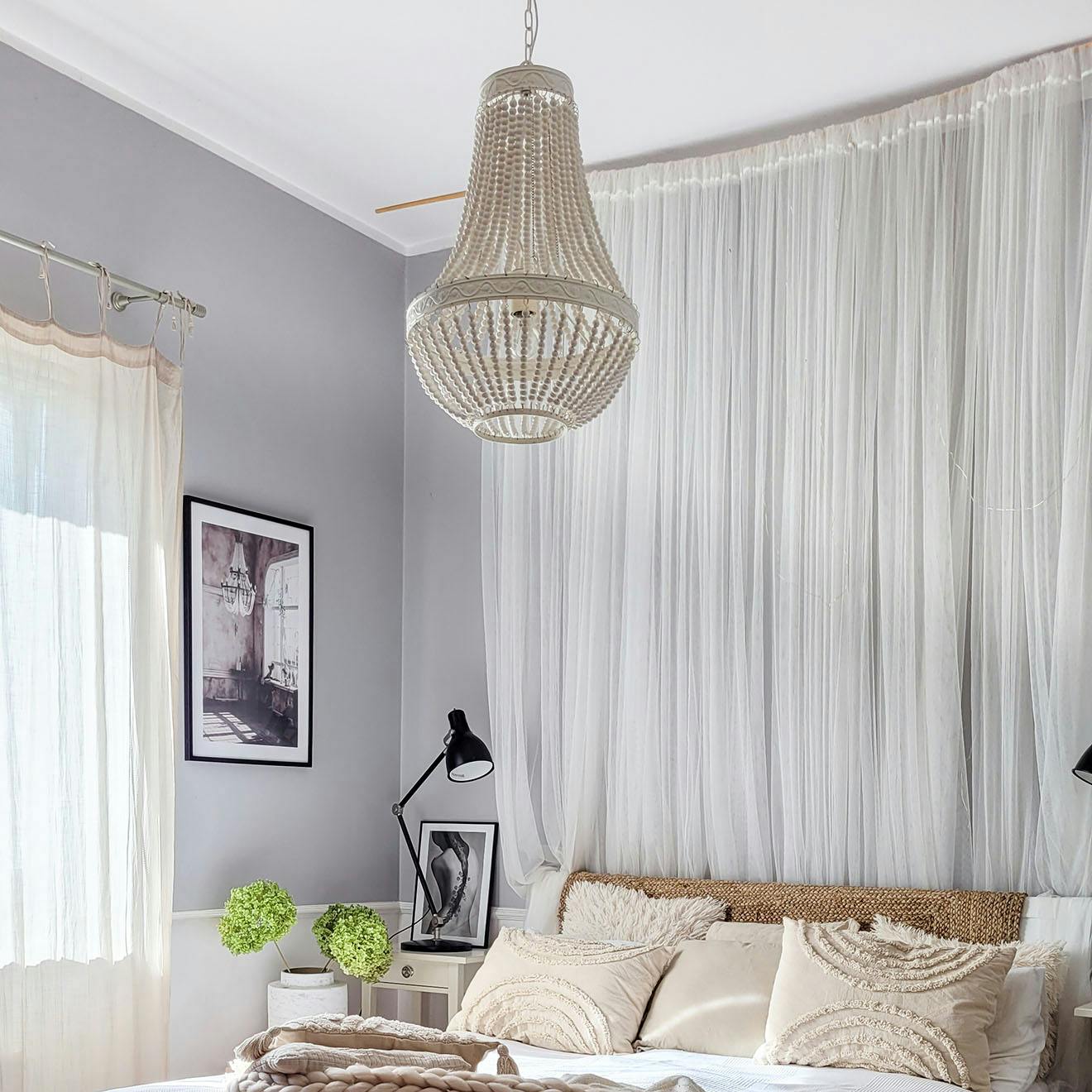 koralikowy żyrandol nad łóżkiem w sypialni modern rustic