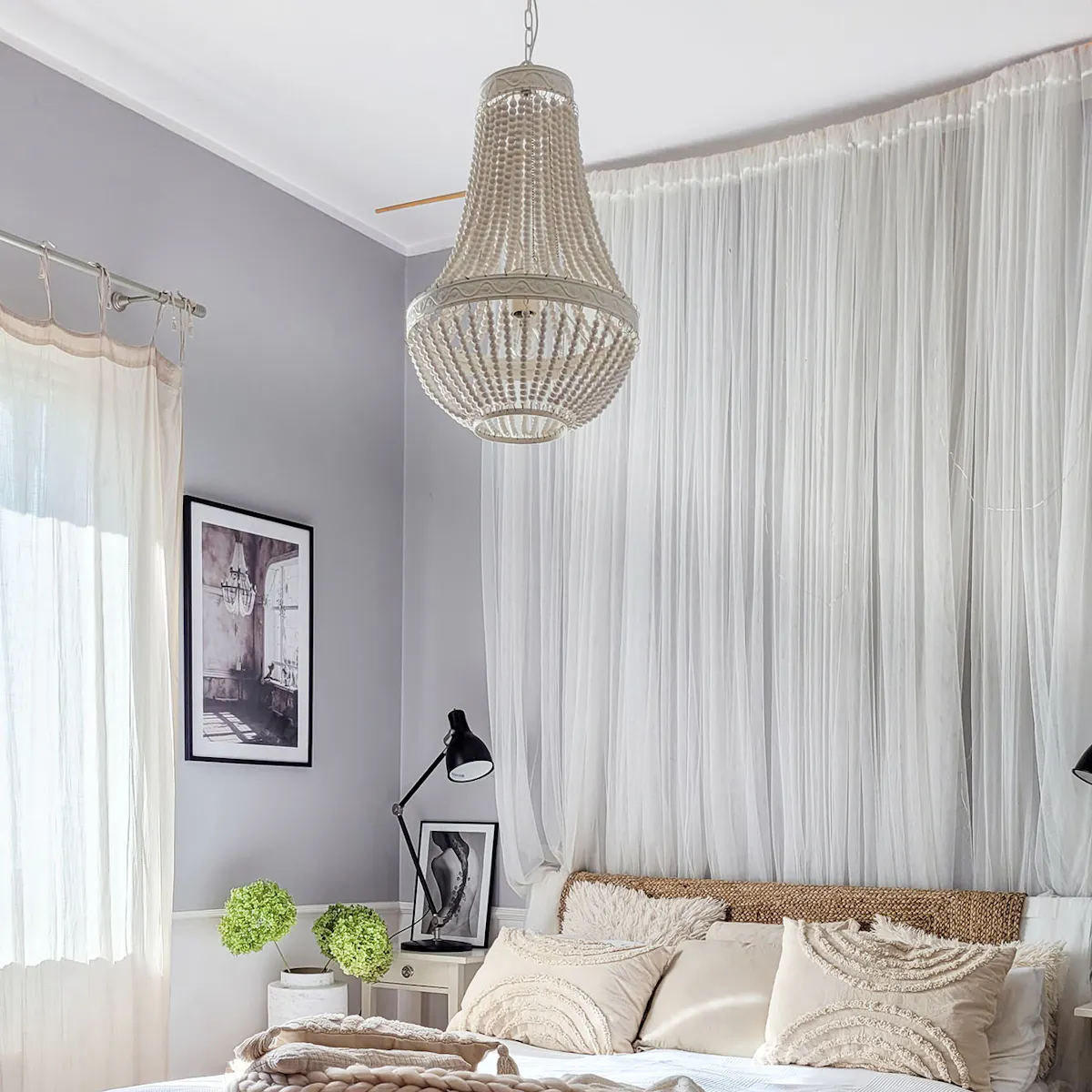 koralikowy żyrandol nad łóżkiem w sypialni modern rustic