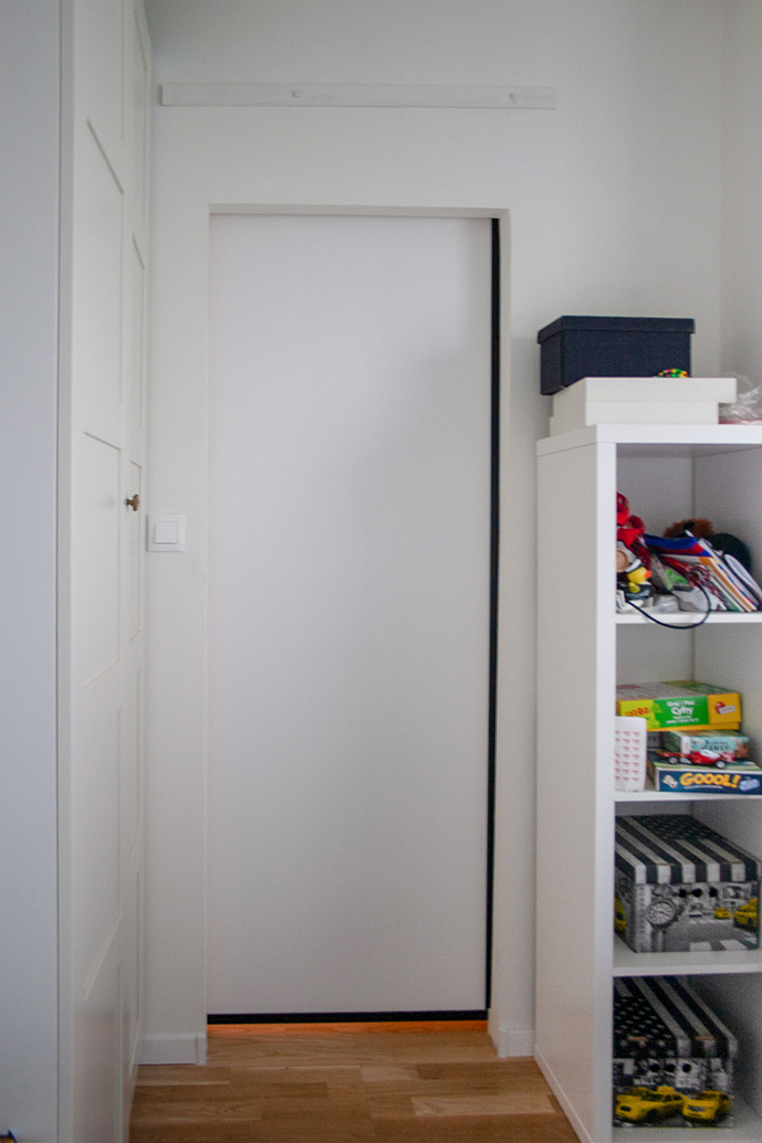 Schiebetür mit Spiegel, Tür mit Spiegel in einem Metallrahmen, Schiebetür in einem modernen Interieur, Schiebetür für ein Kinderzimmer