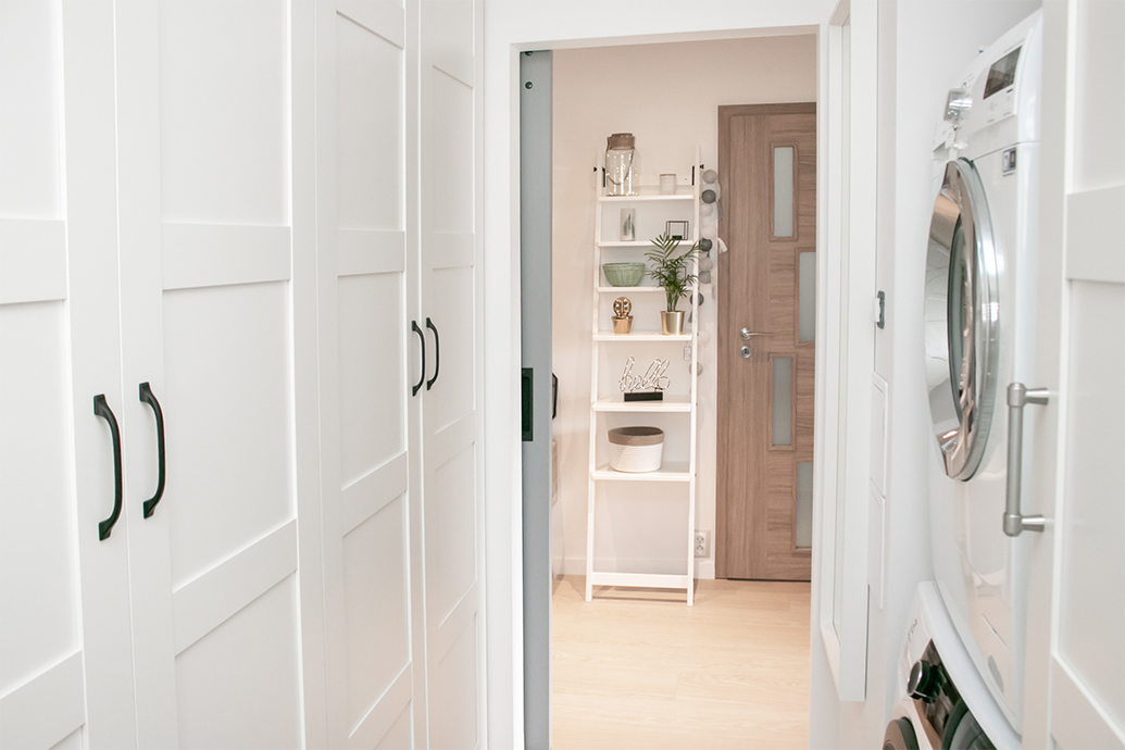 drzwi przesuwne w bloku, drzwi przesuwne drewniane, drzwi przesuwne do spiżarni, drzwi przesuwne szare, drzwi przesuwne w przedpokoju, biały regał w przedpokoju