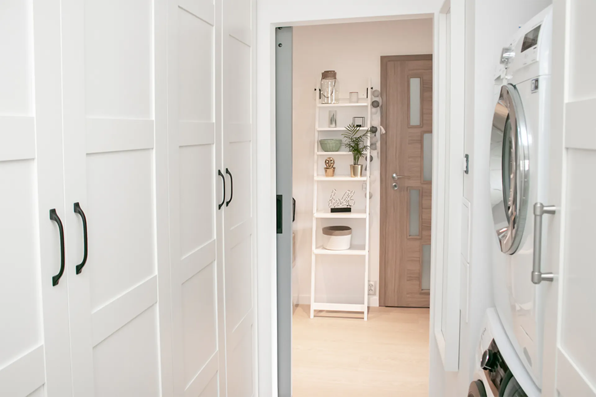 drzwi przesuwne w bloku, drzwi przesuwne drewniane, drzwi przesuwne do spiżarni, drzwi przesuwne szare, drzwi przesuwne w przedpokoju, biały regał w przedpokoju