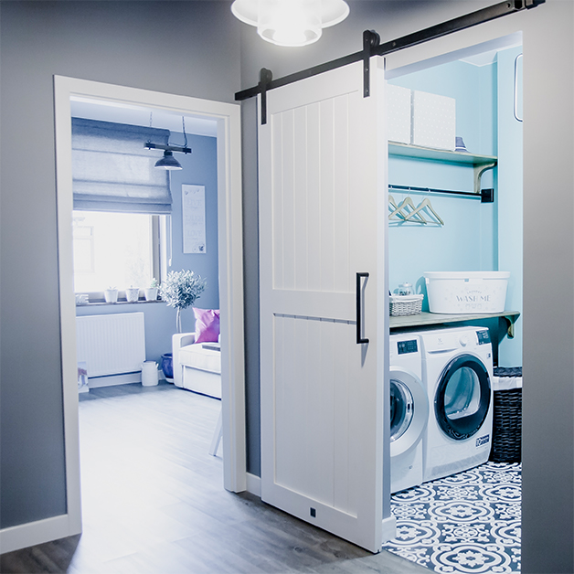 weiße Schiebetür, Schiebetürsystem, moderner Bauernstil, Wäschetür, Schiebetür im Flur, graue Farben, schwarze Zierelemente, Mosaik auf dem Boden