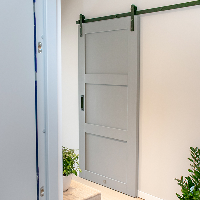 szare drzwi przesuwne do pomieszczenia gospodarczego w małym mieszkaniu