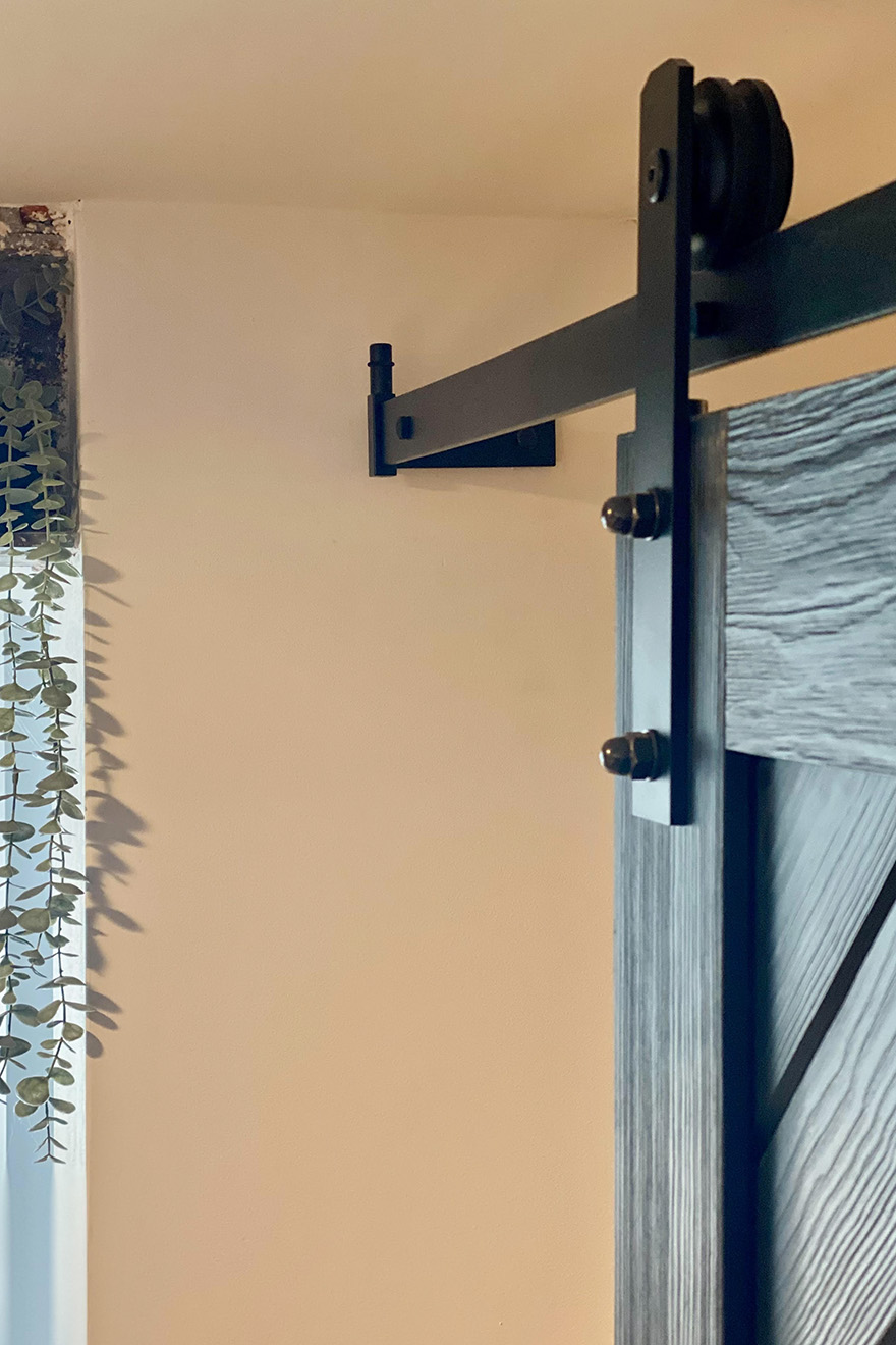 schwarzes Schiebesystem, schwarze Holzschiebetür, tief gebürstete Schiebetür