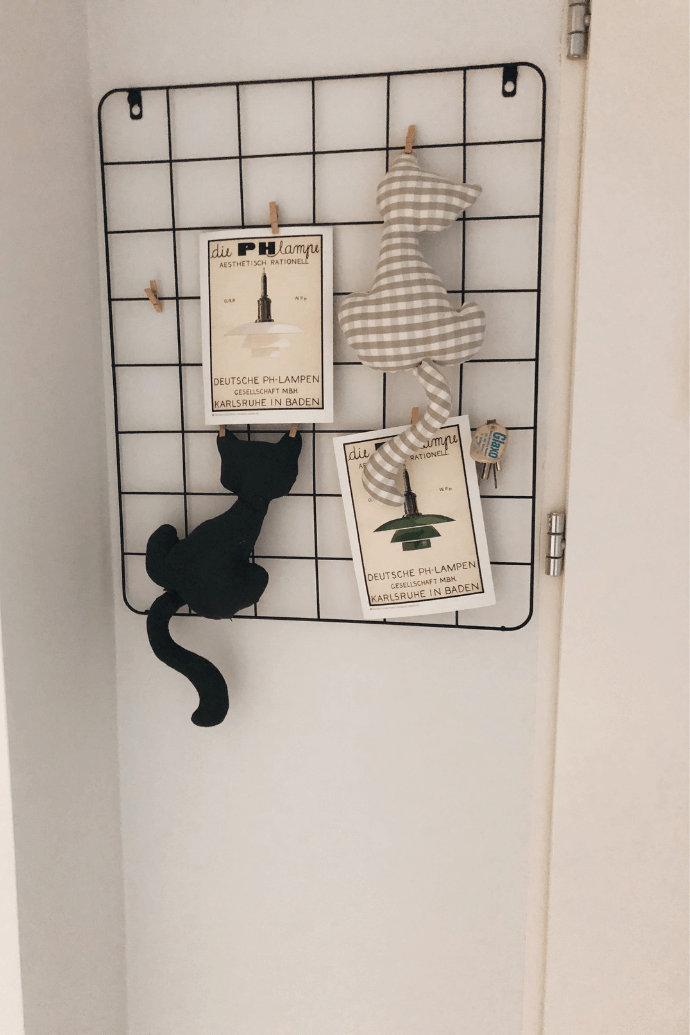 Organizer aus schwarzem Metall an der Wand