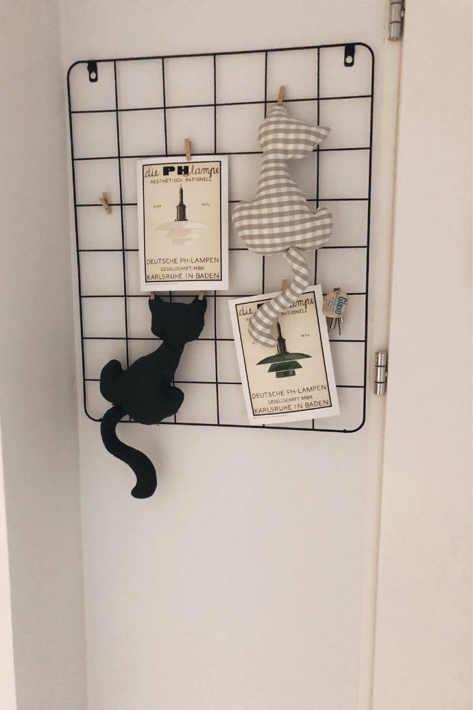 Organizer aus schwarzem Metall an der Wand