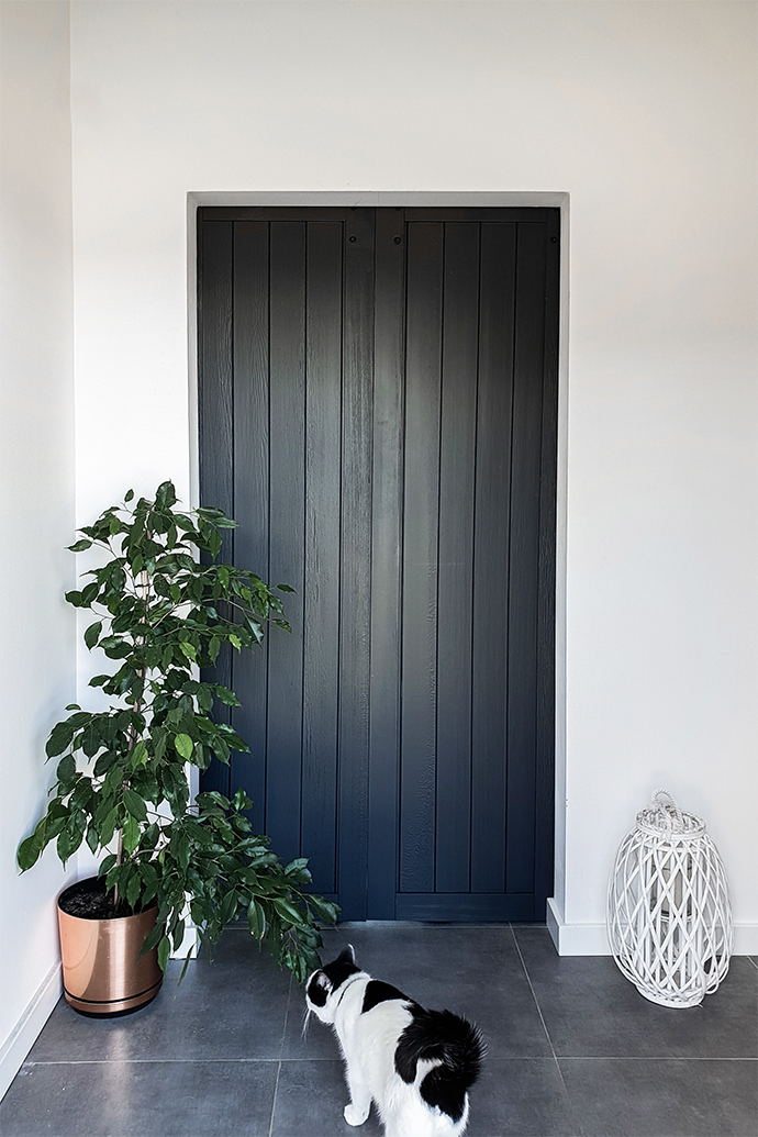 porte en bois anthracite dans le vestibule, porte coulissante en bois