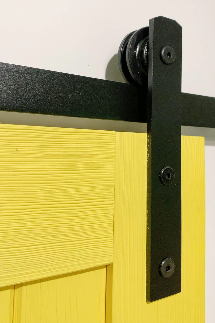 żółte drzwi na czarnym systemie przesuwnym