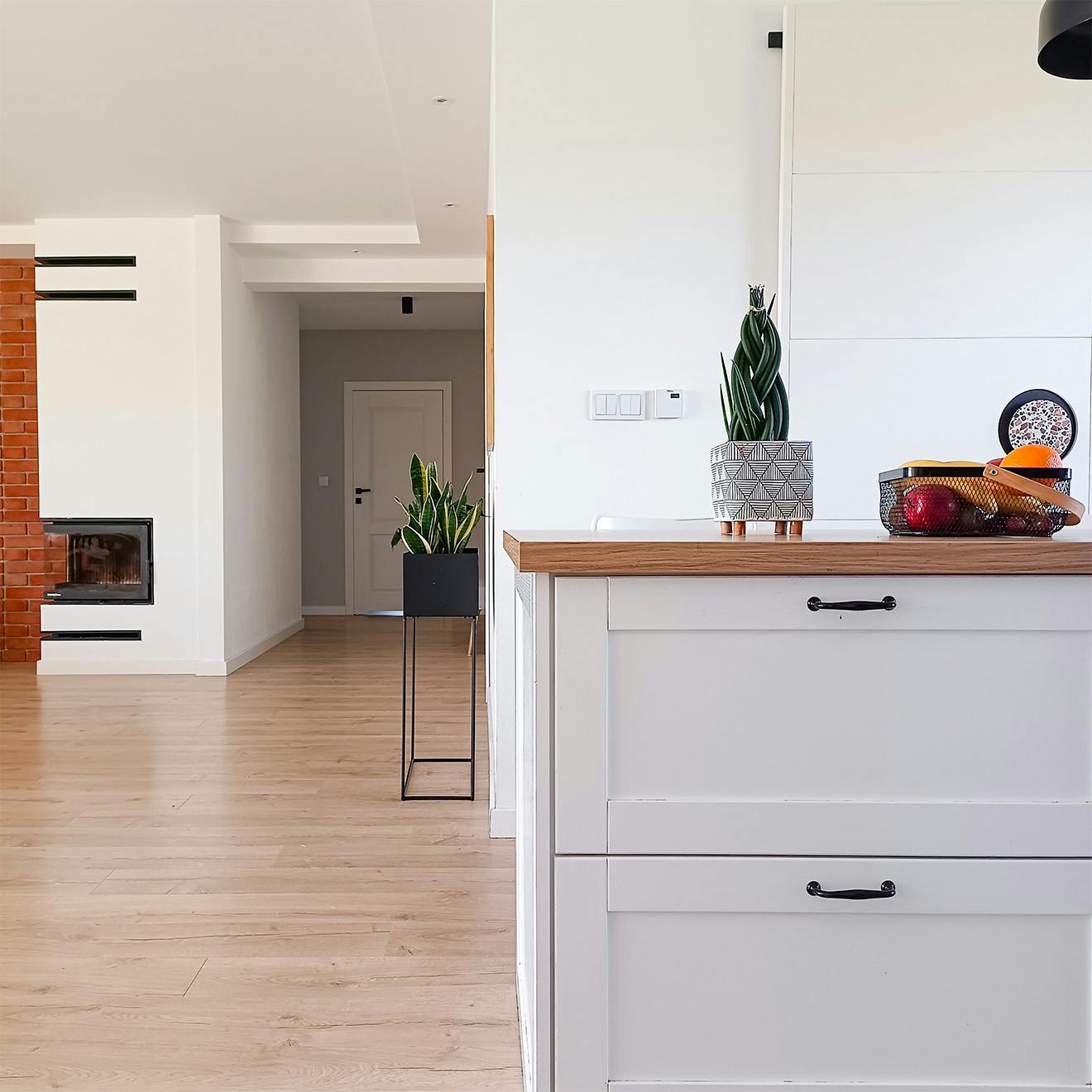 Küche offen zum Wohnzimmer, weiß und Holz