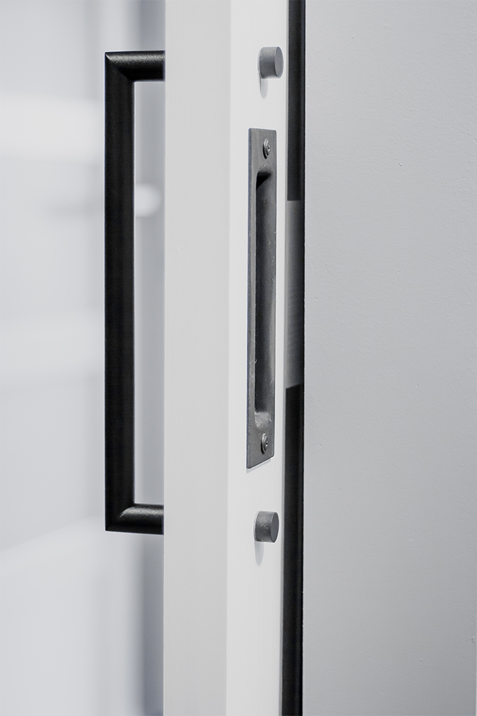 weiße Schiebetür, Schiebetürgriff, beidseitig Griff