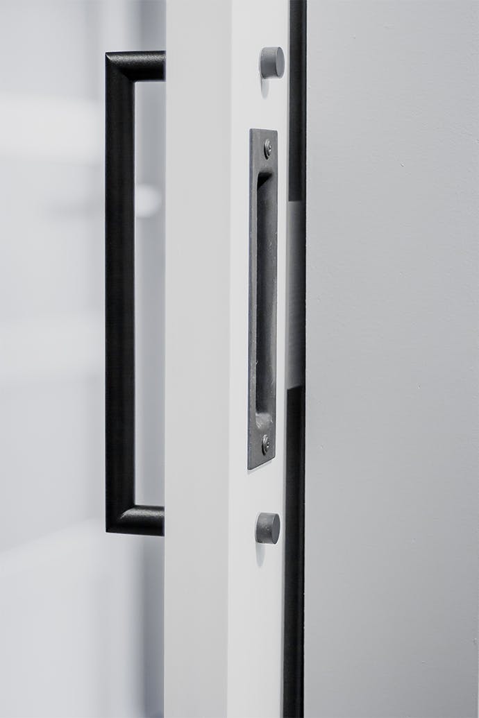 weiße Schiebetür, Schiebetürgriff, beidseitig Griff