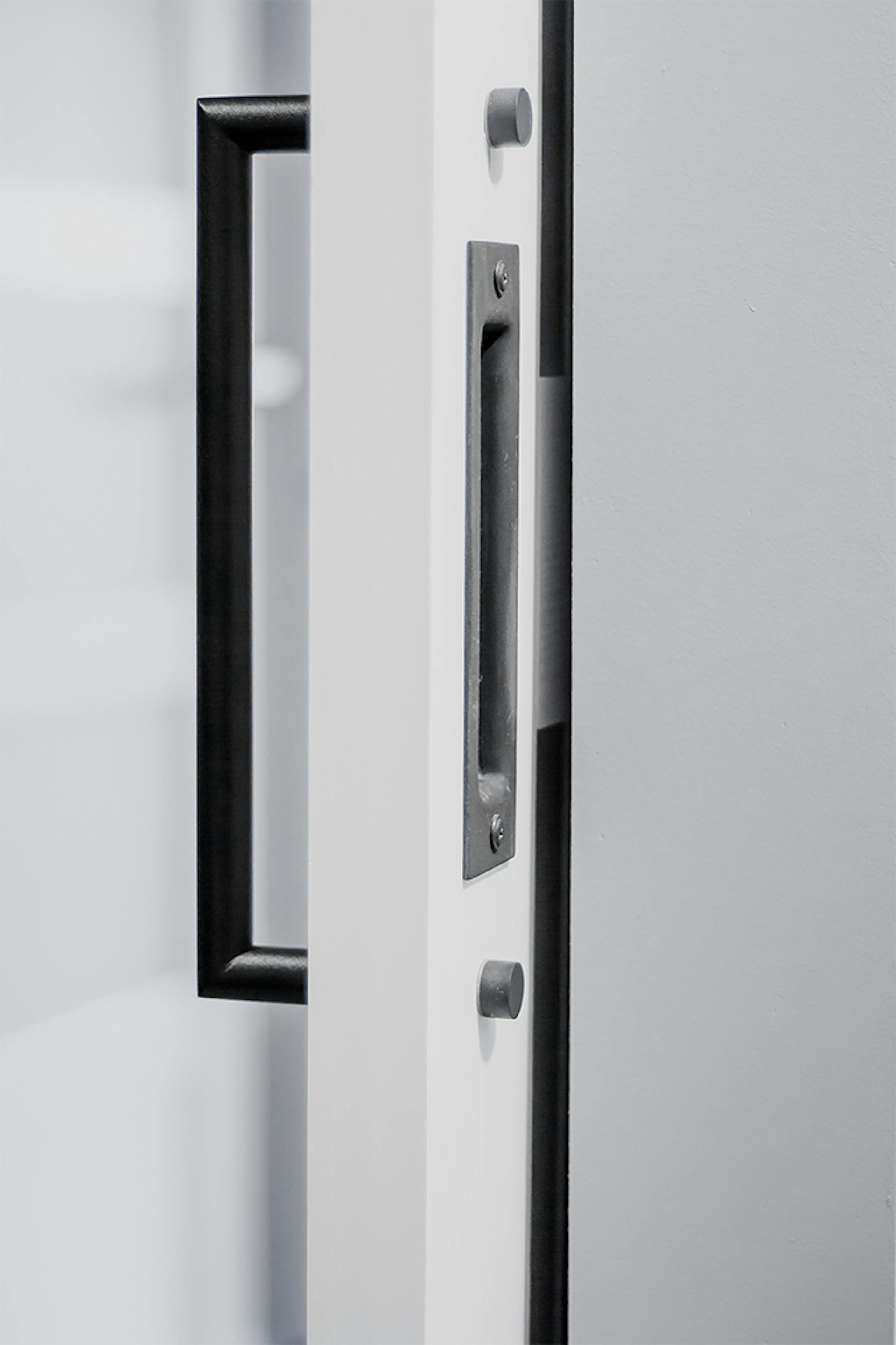 weiße Schiebetür, Schiebetürgriff, beidseitig Griff