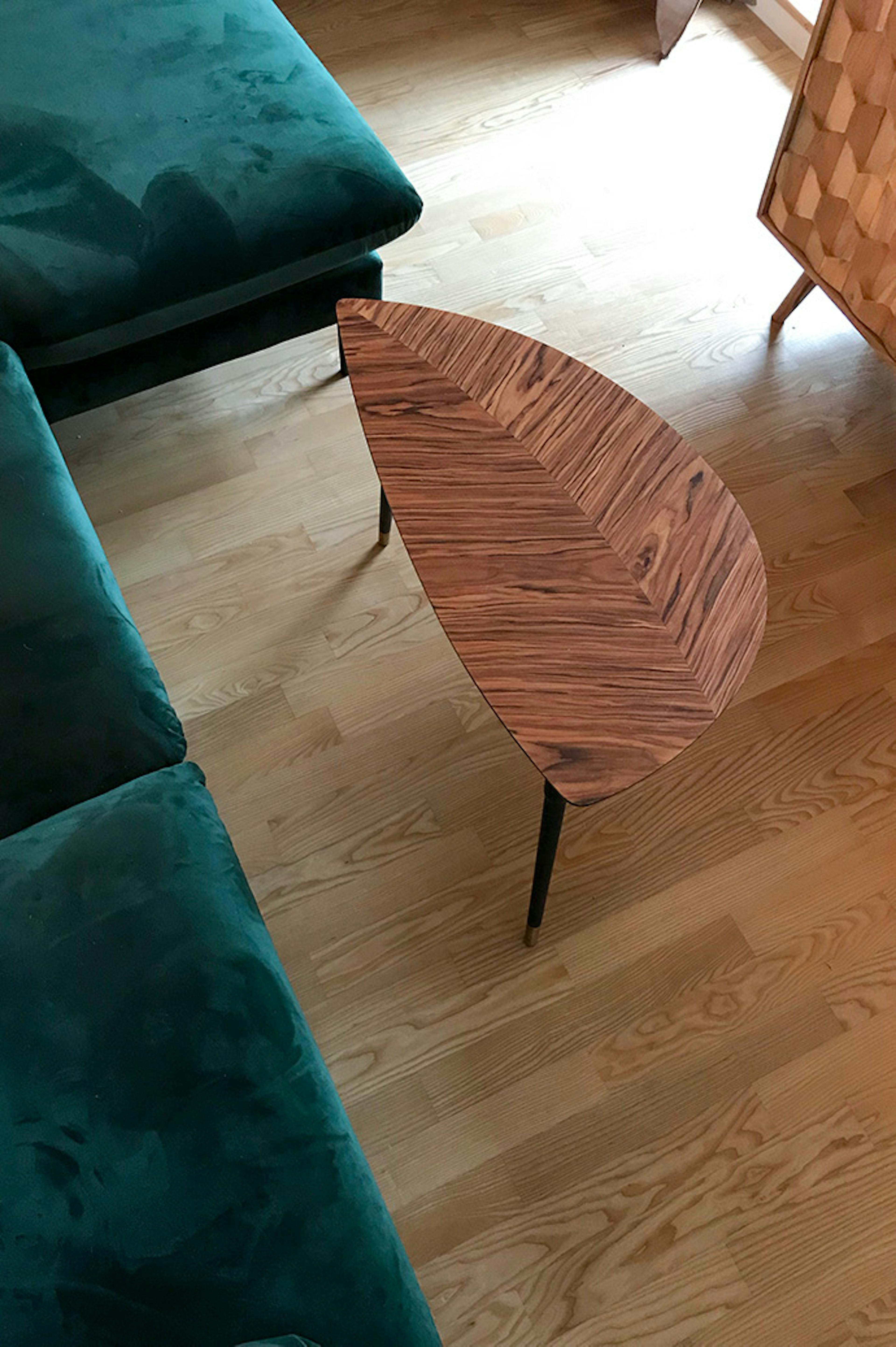 nowoczesne wnętrze, zielona sofa, kanapa w stylu skandynawskim, stolik kawowy w stylu nowoczensym