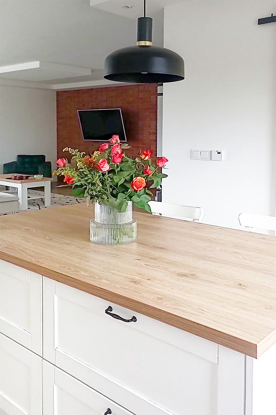 große Kochinsel in der zum Wohnzimmer hin offenen Küche