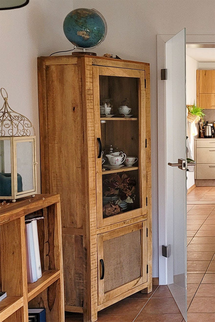 Holzvitrine mit Glasfront im Vintage-Stil