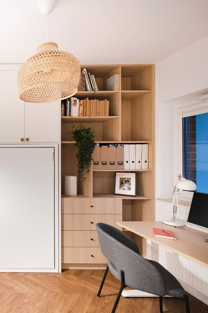 ein kleiner Arbeitsbereich mit Schreibtisch und Bücherregal