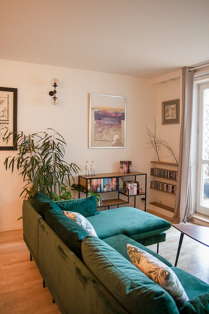 großes Sofa in der Farbe Flaschengrün