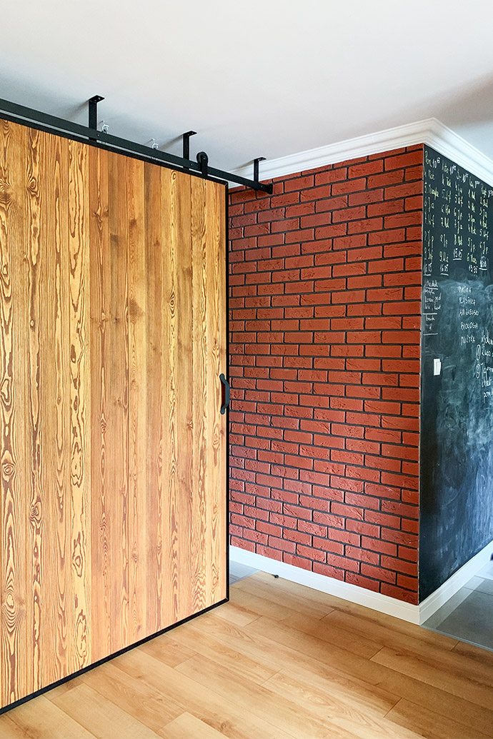 große schiebetür, Holzschiebetür in einem Metallrahmen, Ziegel an der Wand