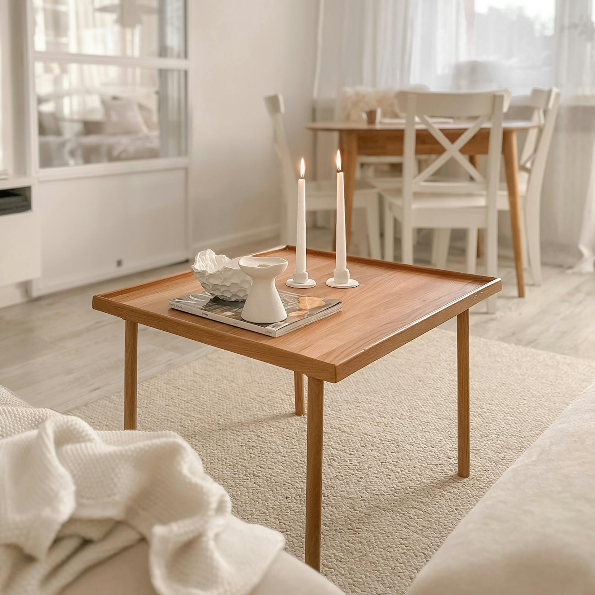 Dekorationen auf einem Holztisch im Wohnzimmer eines Wohnblocks