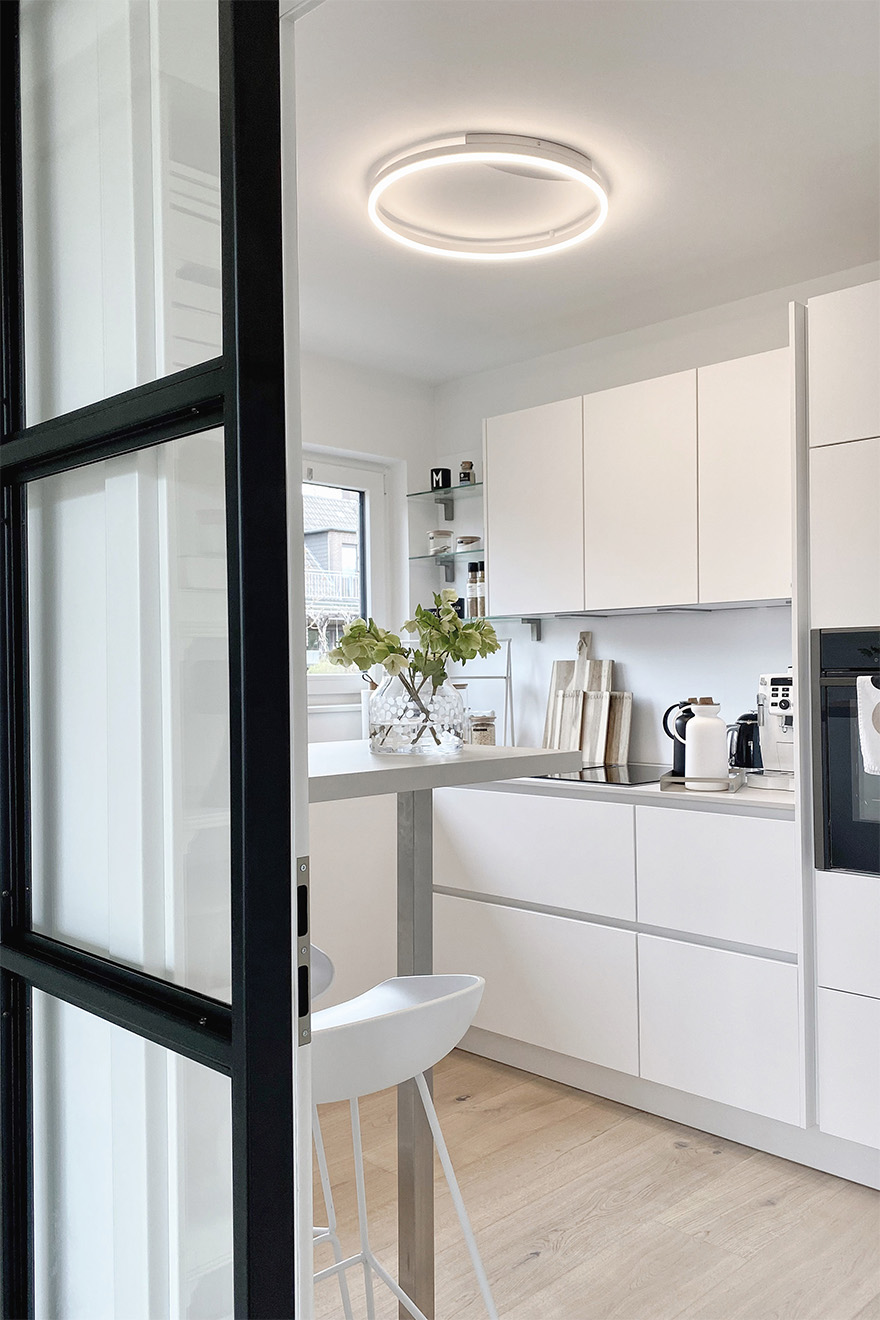 białe szafki w kuchni urządzonej w stylu nordyckim