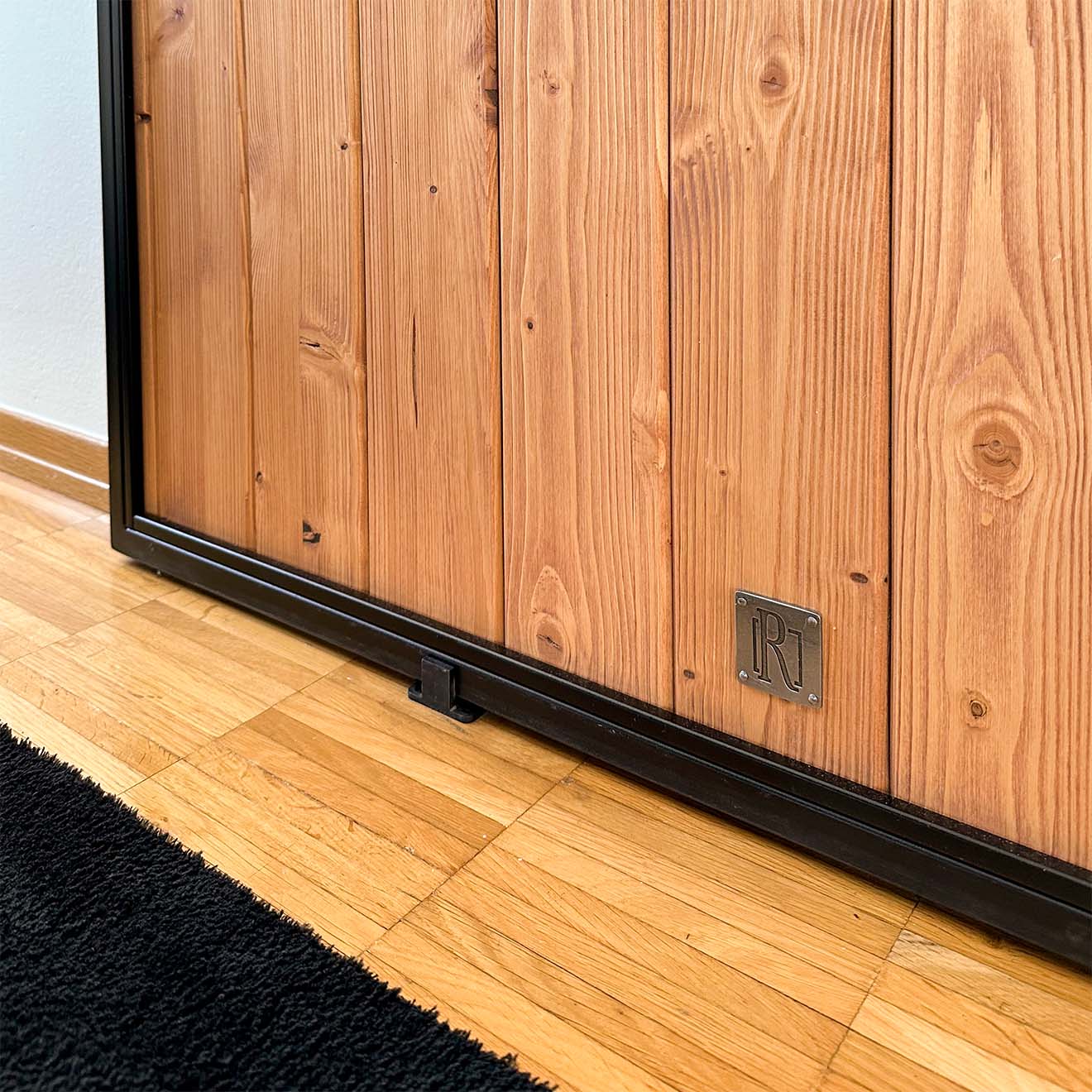 drzwi przesuwne z drewna w metalowej ramie