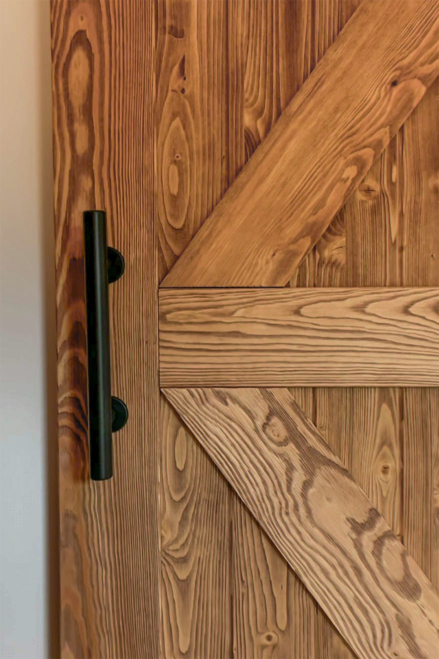 Schwarzer Griff an der Holztür