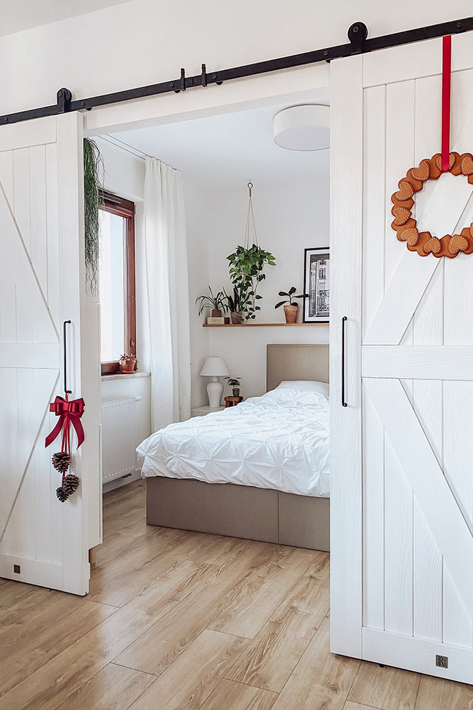 Doppel-Schiebetür aus weißem Massivholz, Schiebetür für Schlafzimmer in Weiß, großes Bett mit gepolstertem Kopfteil