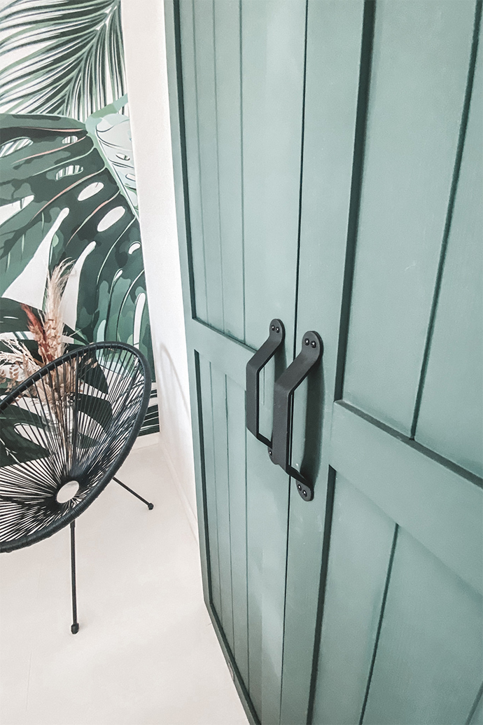 geschlossene grüne Doppeltür