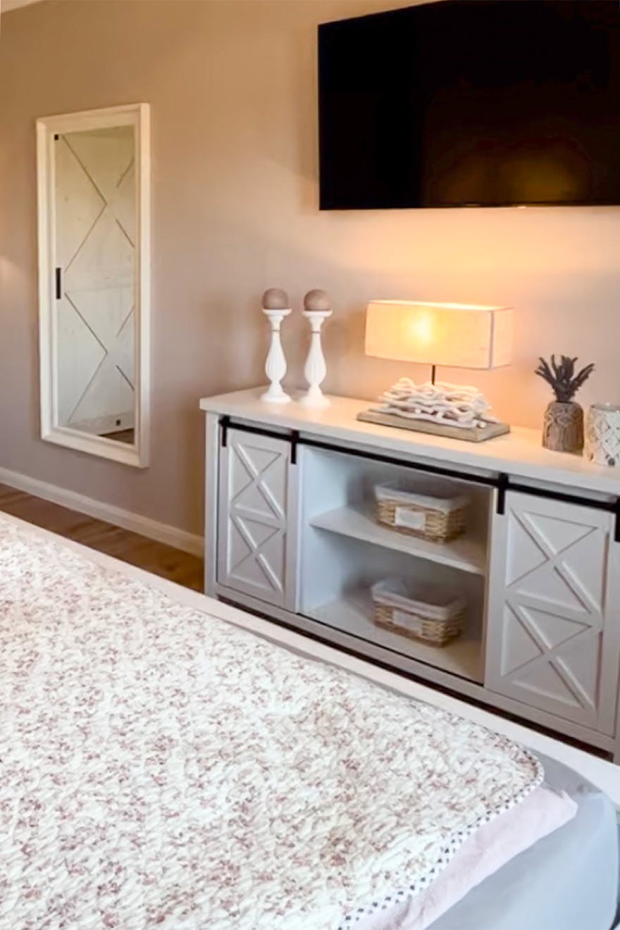 weißer rustikaler TV-Schrank im modernen Landhausstil