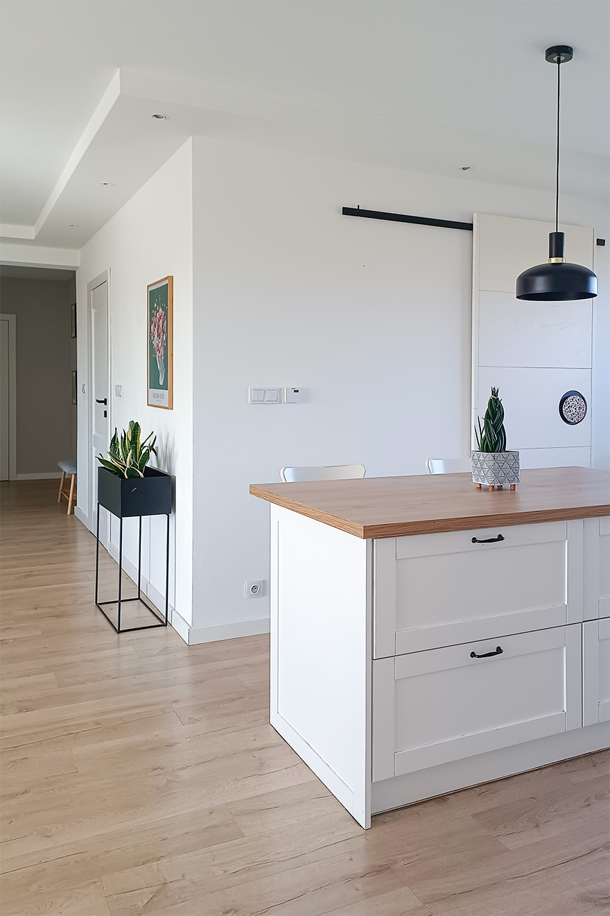 offene Küche mit großer Arbeitsinsel in Weiß und Holz