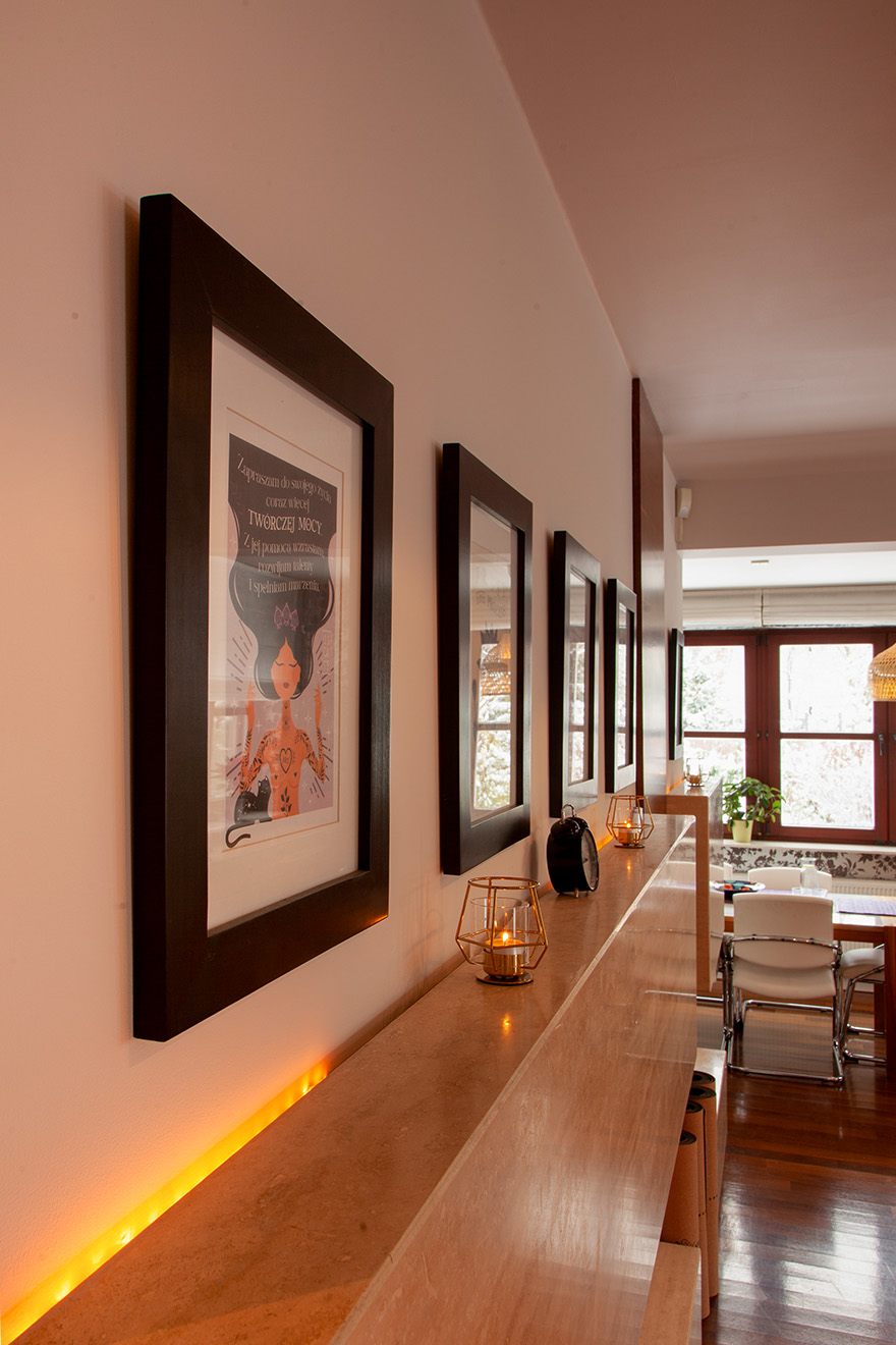 dekoracje ścienne w domowym studio jogi