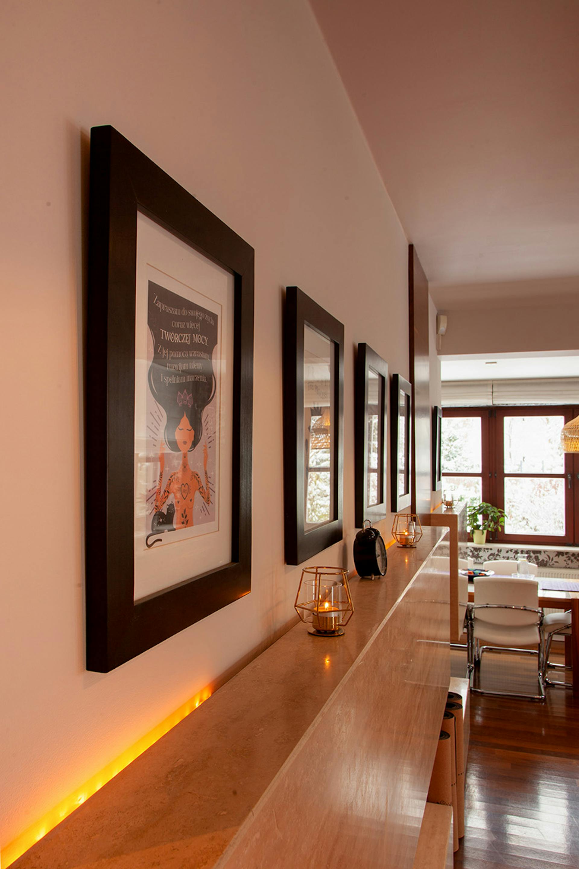 dekoracje ścienne w domowym studio jogi