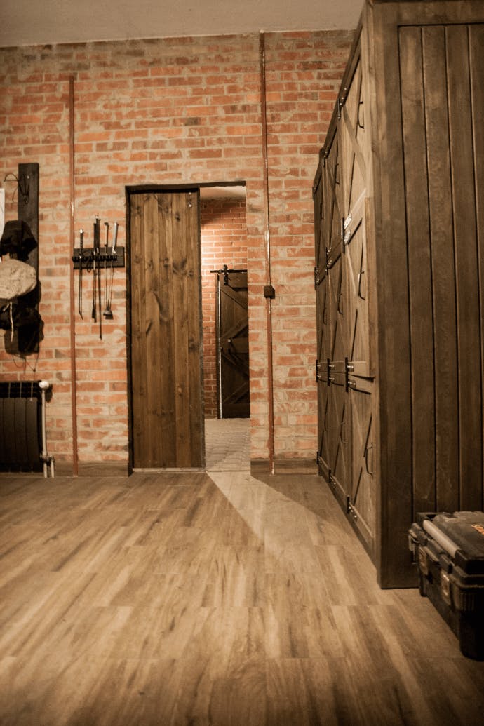 “Barn Door”-stil Schiebetüren, Schiebetür im Stallungen, Holztür, Massivholztür, Türen aus Kiefer, Innenausstattung der Stallungen